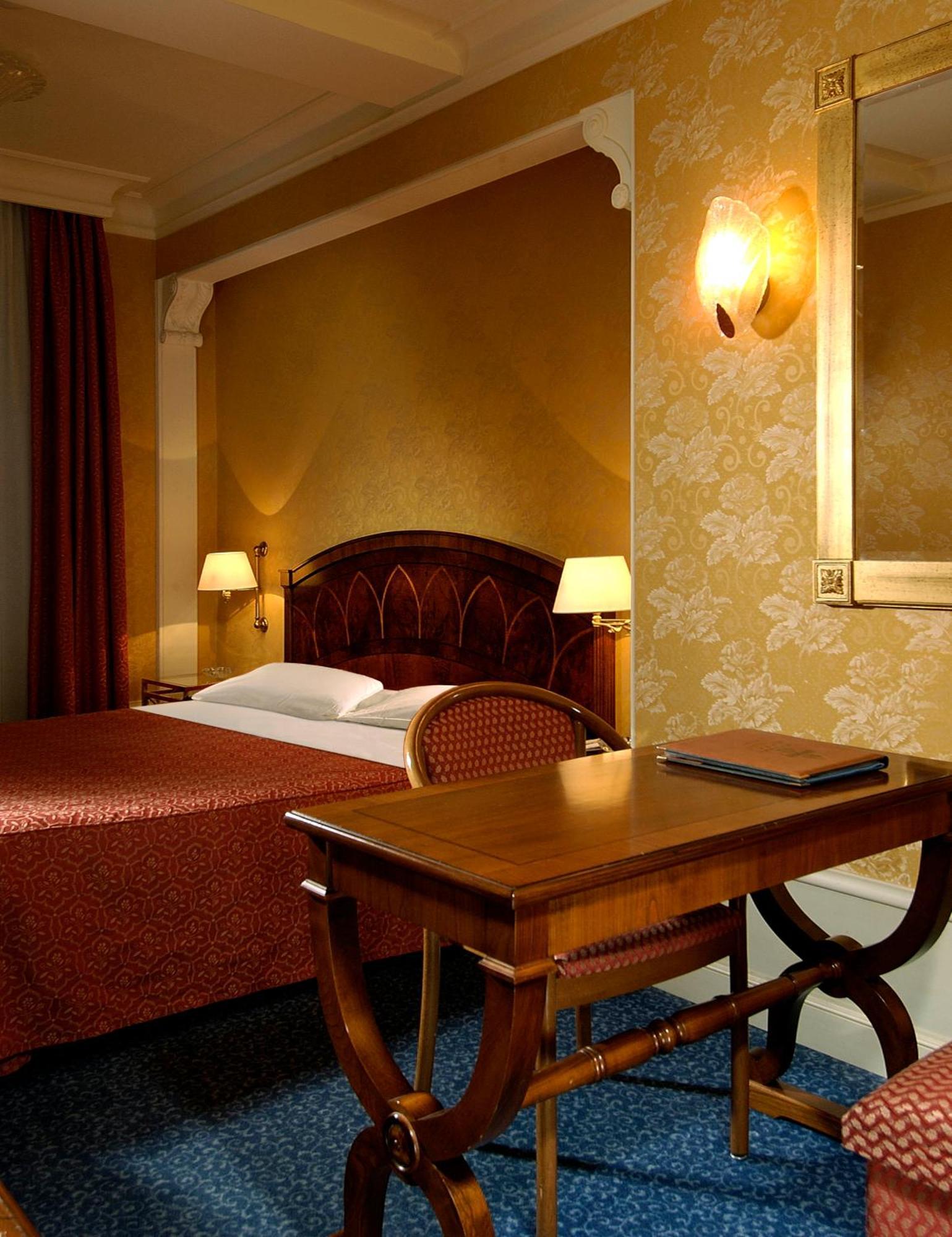 Art Hotel Orologio Болонья Экстерьер фото